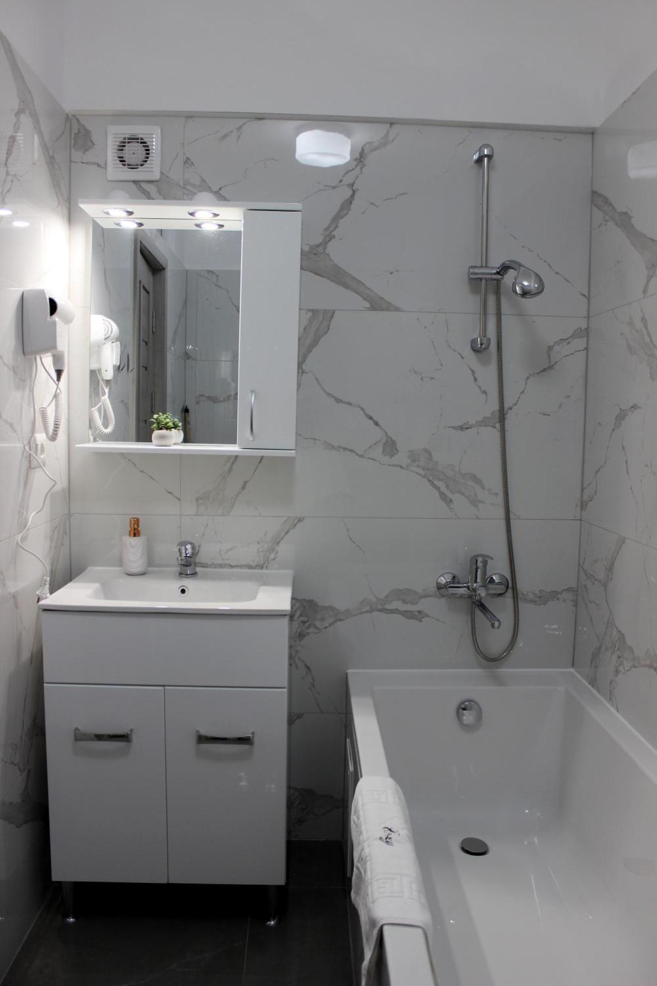 Deluxe Apartments On G Enescu Blvd Near Stefan Cel Mare University スチャヴァ エクステリア 写真