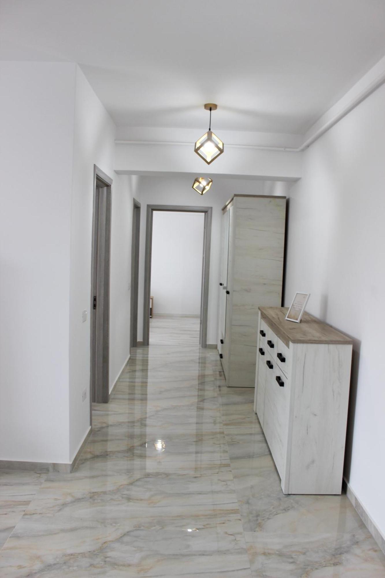 Deluxe Apartments On G Enescu Blvd Near Stefan Cel Mare University スチャヴァ エクステリア 写真