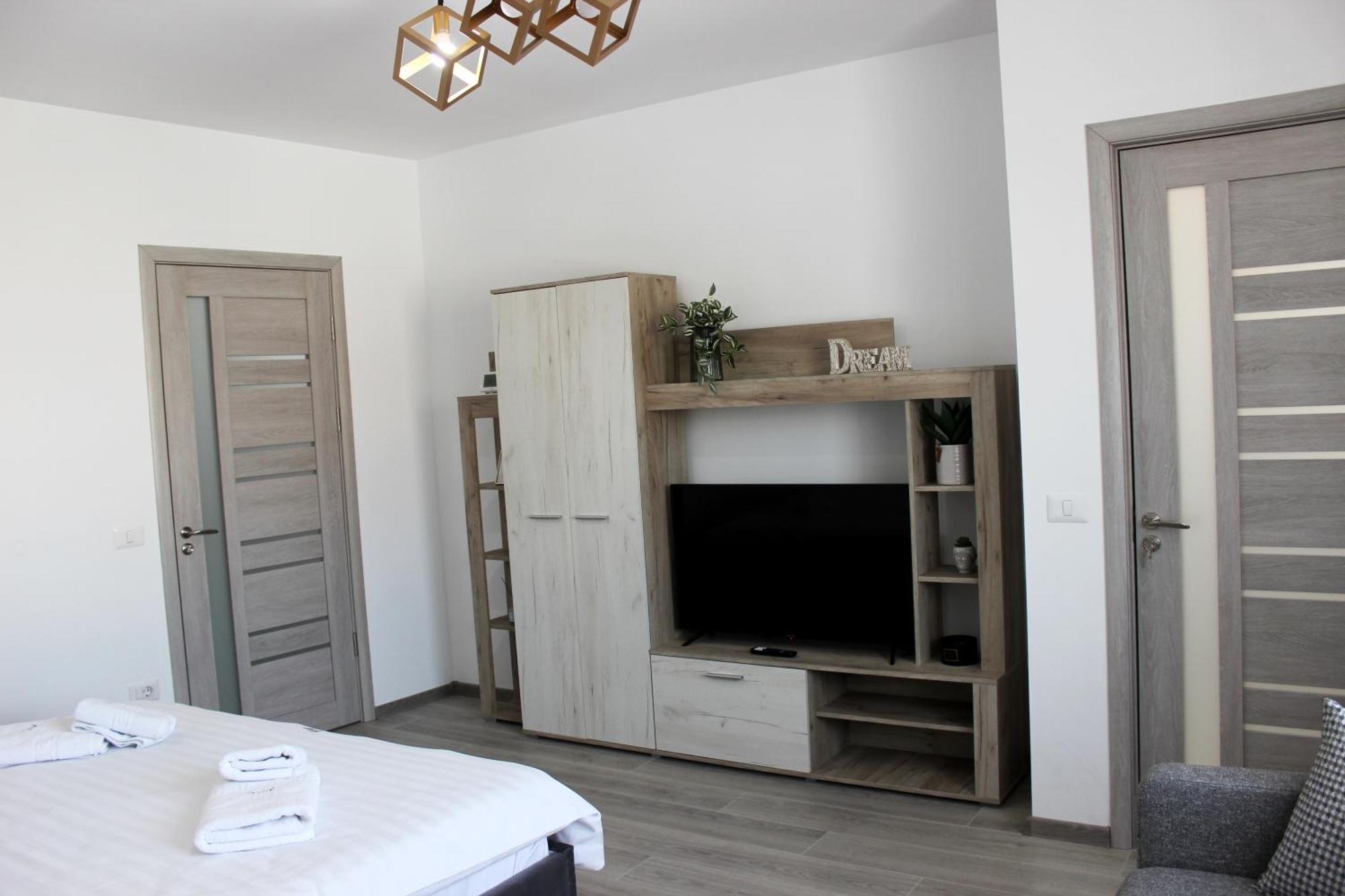 Deluxe Apartments On G Enescu Blvd Near Stefan Cel Mare University スチャヴァ エクステリア 写真